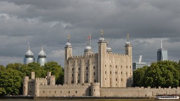 Tower of London, historical landmarks, travel tips, Crown Jewels, UK history, guided tours, visitor information